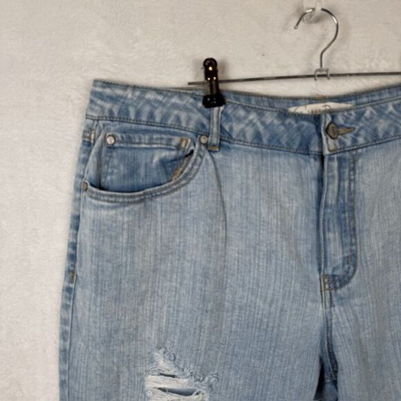 C Est. 1946 Stretch Denim Mid Rise Capris Light Wash Raw Hem Distressed Size 14 - Picture 2 of 13